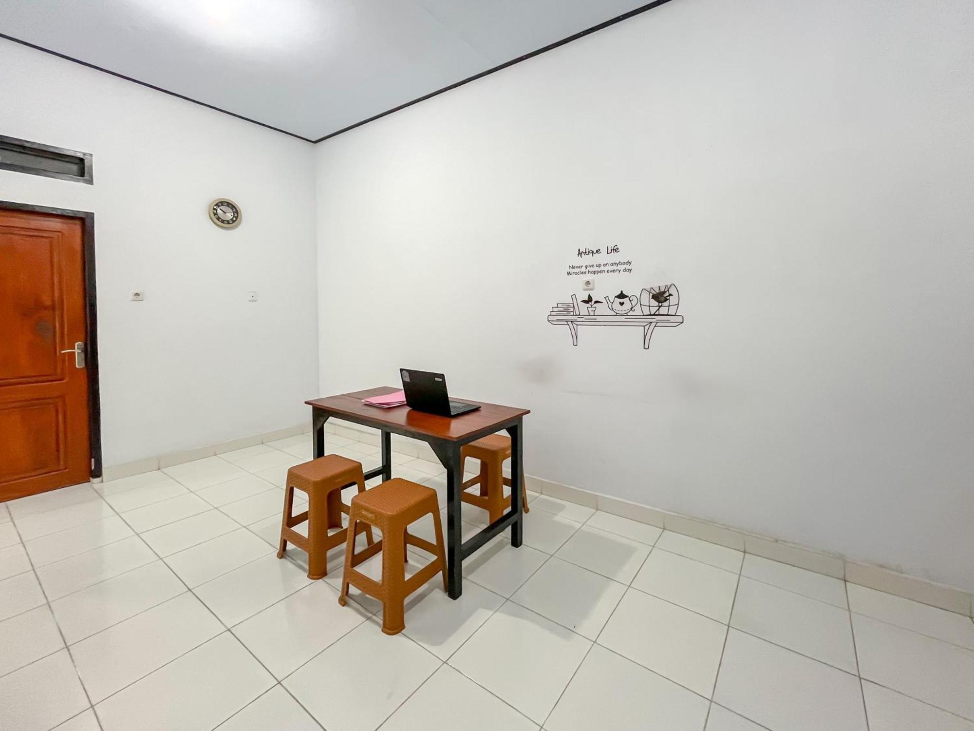 Reddoorz Syariah At Home Ampana Guest House Ampana Kota Eksteriør billede