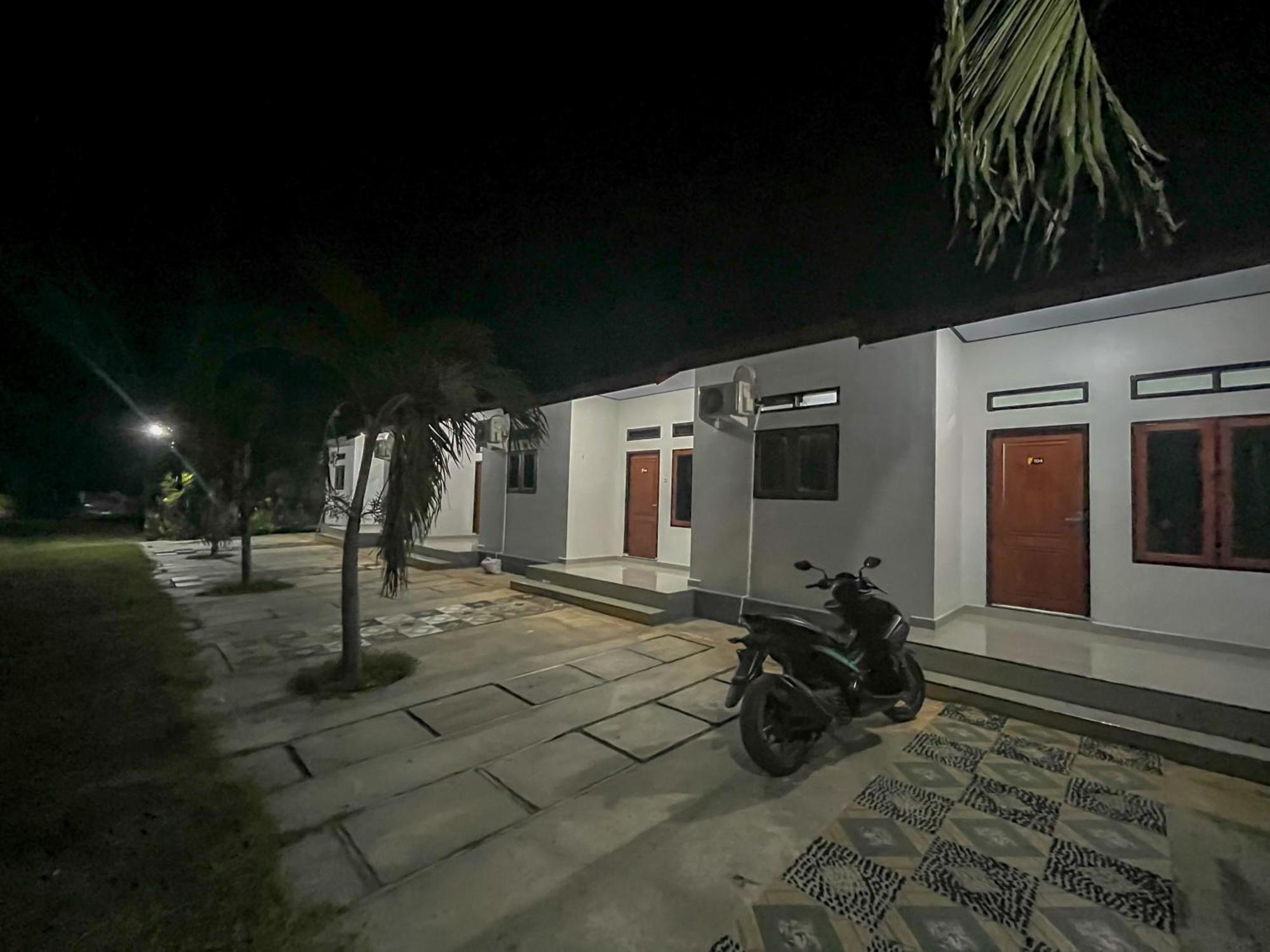 Reddoorz Syariah At Home Ampana Guest House Ampana Kota Eksteriør billede